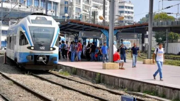 خروج قاطرة عن مسارها بين محطتي آغا والورشاء واصطدامها بعمود