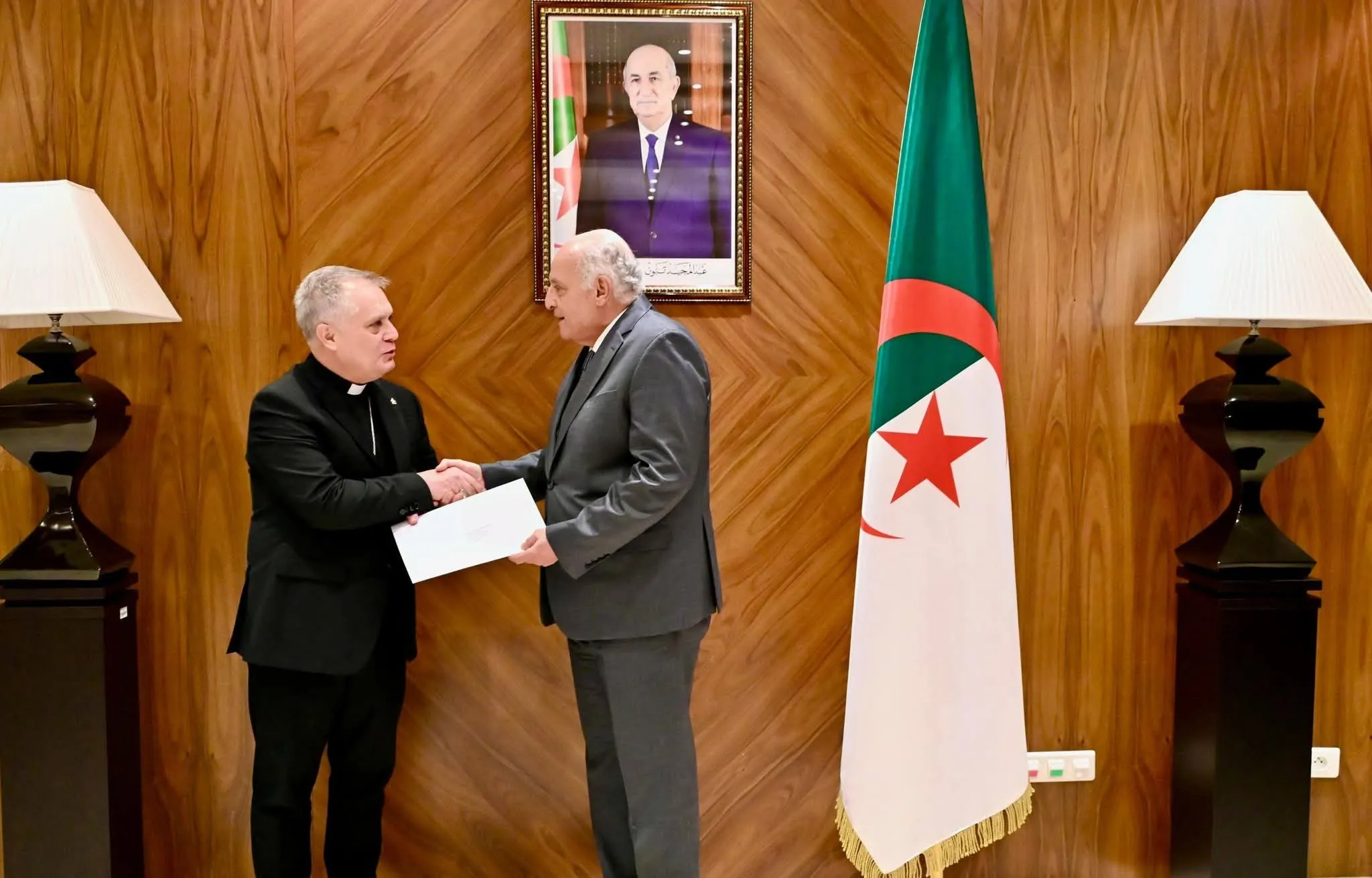 عطاف يستقبل سفير حاضرة الفاتيكان الجديد لدى الجزائر