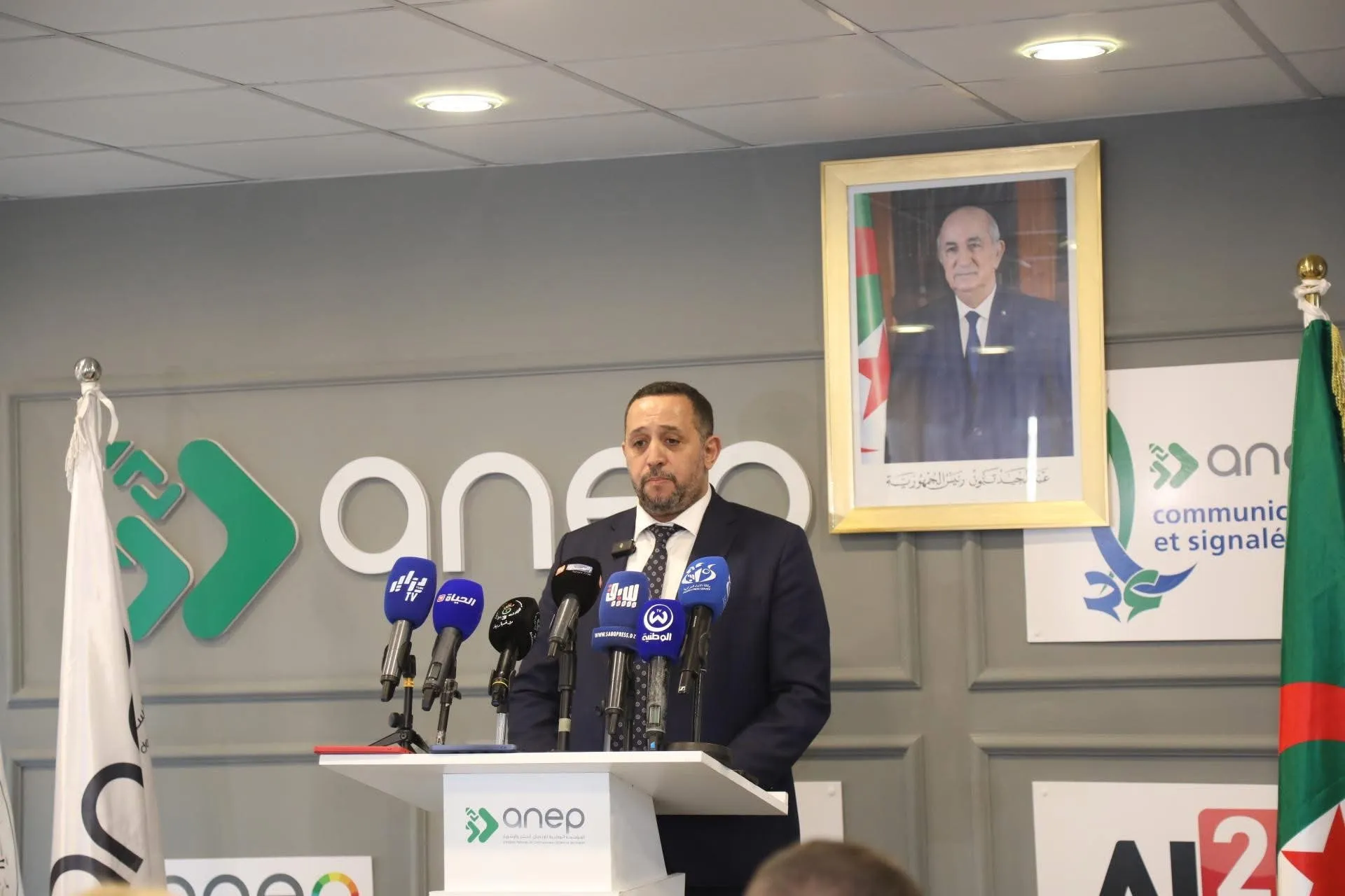 تسليم 100 كرسي متحرك لضحايا الشلل الدماغي