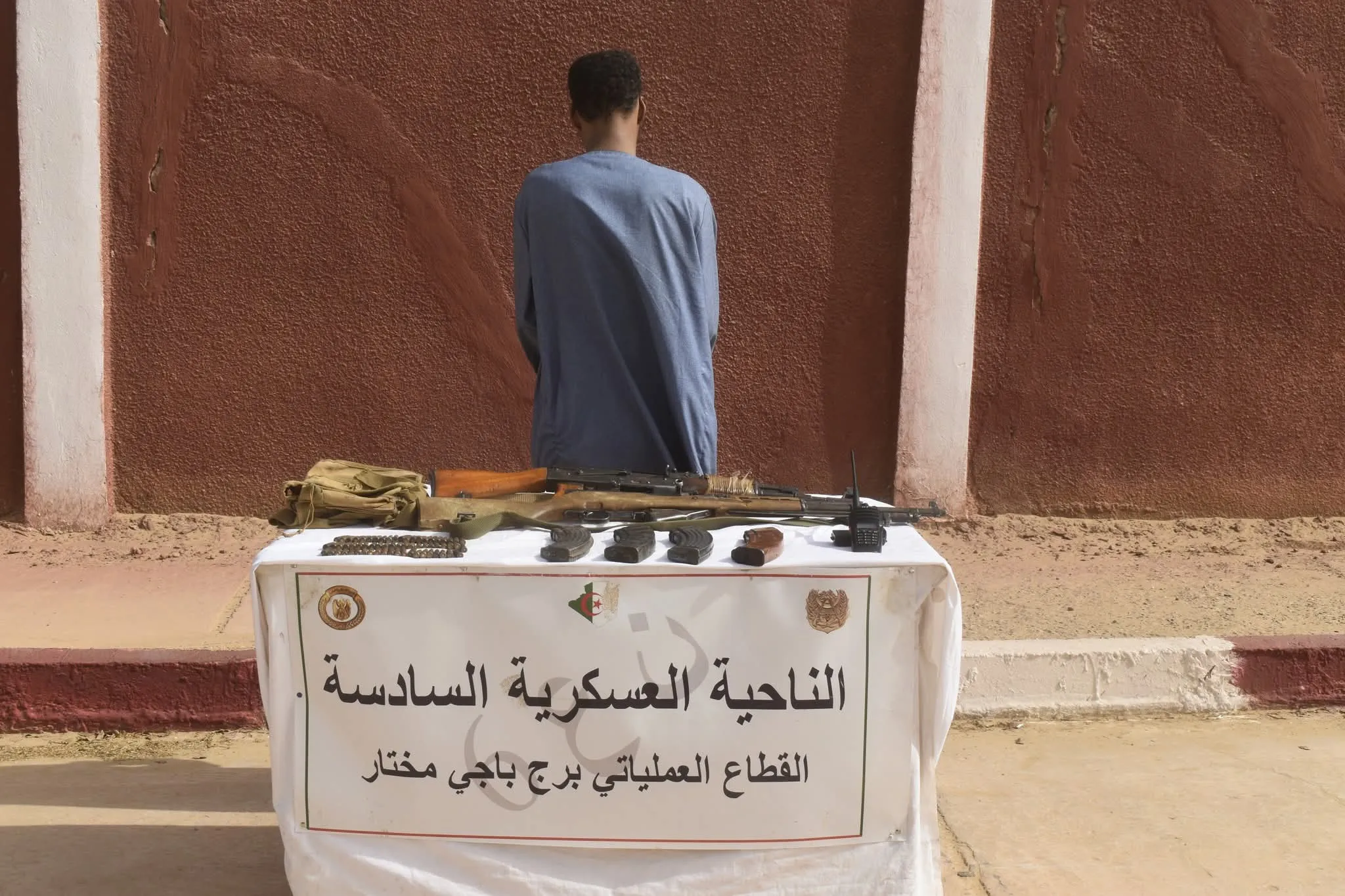 إرهابي يسلم نفسه للسلطات العسكرية ببرج باجي مختار