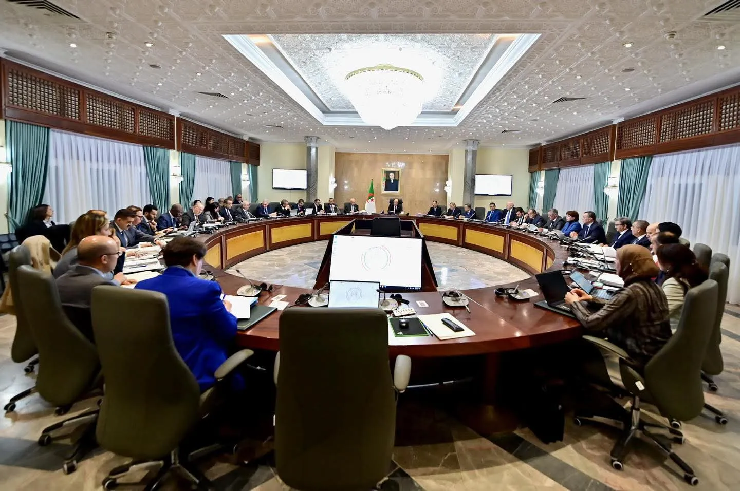 ملفات هامة على طاولة الوزير الأول