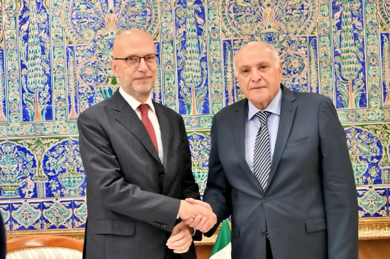 عطاف يستقبل سفير إيطاليا بالجزائر