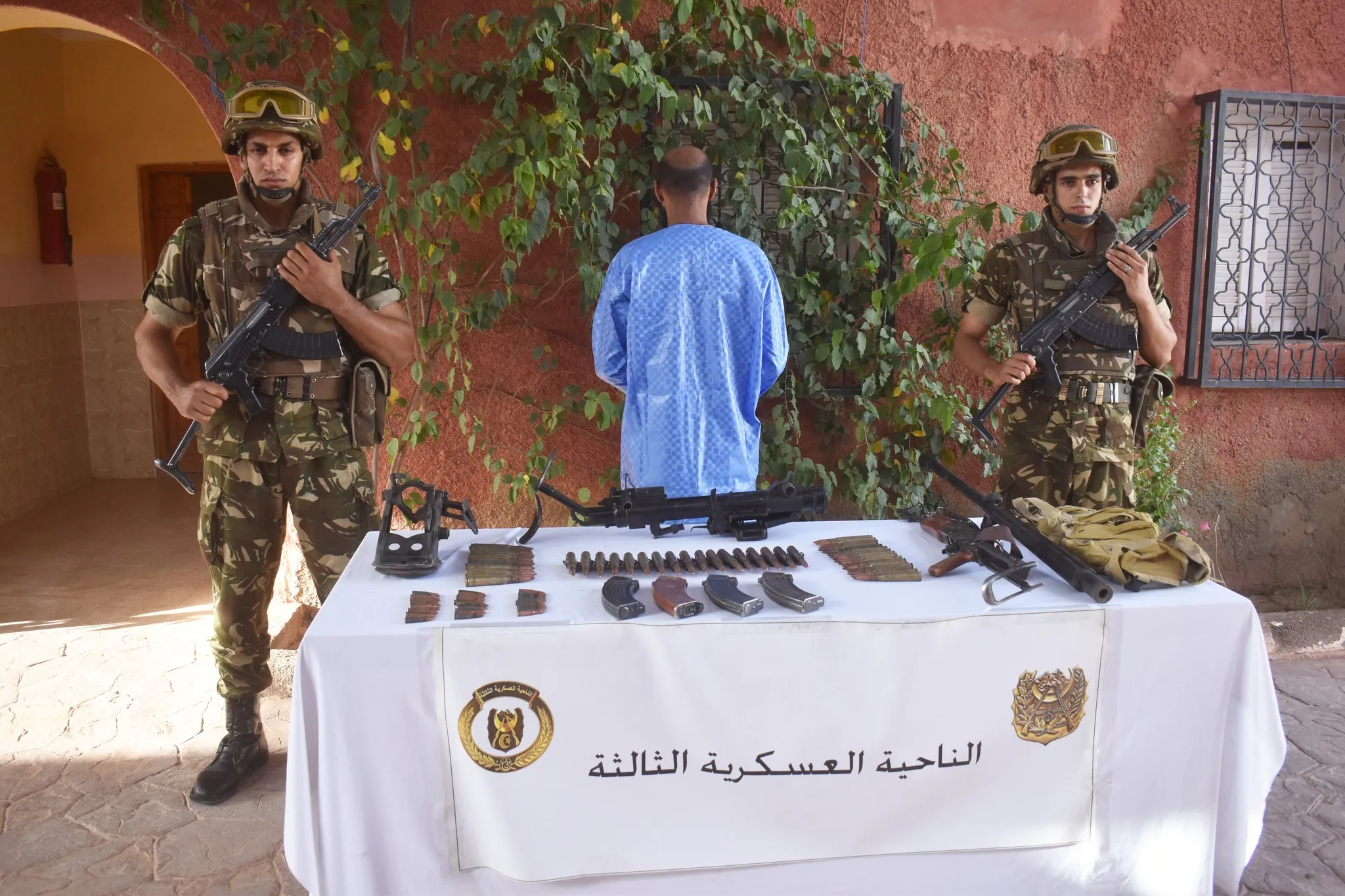 الارهابي المكنى الهبلة يسلم نفسه للسلطات العسكرية بأدرار