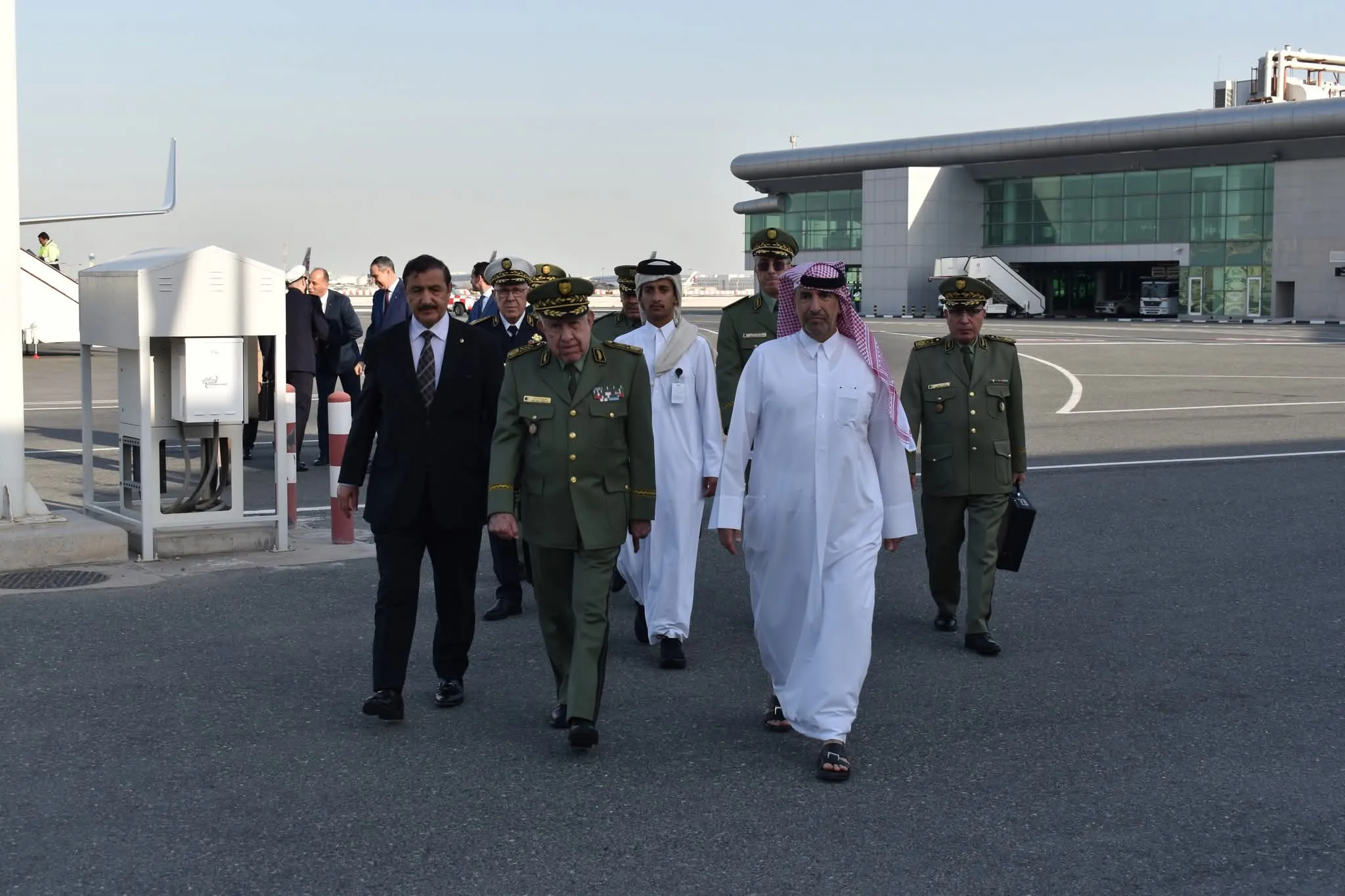 الفريق أول شنقريحة يحل بقطر في زيارة رسمية
