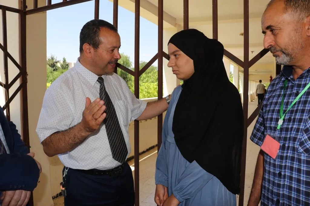 التلميذة ذيب رونق..قصتها تمثل درسا في أطلق متعامل الهاتف النق والإرادة