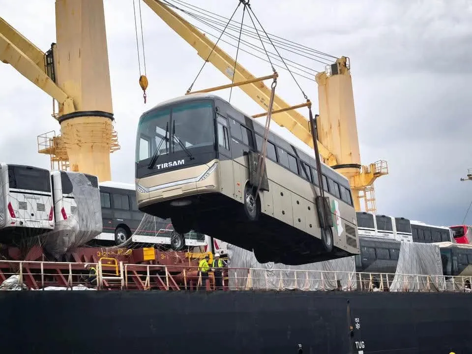 وصول دفعة حافلات من نوع TS11 بسعة 51 مسافرًا إلى ميناء جن جن