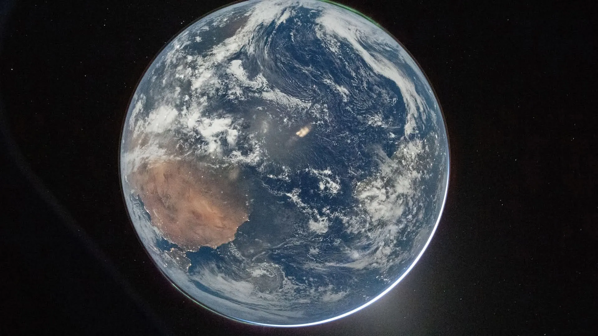 ناسا تنشر أول صور للأرض التقطها رواد الفضاء في مهمة أرتميس 2