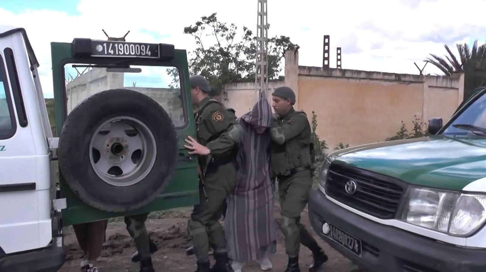 توقيف 5 أشخاص قاموا بالاعتداء على مواطن والتشهير به عبر مواقع التواصل