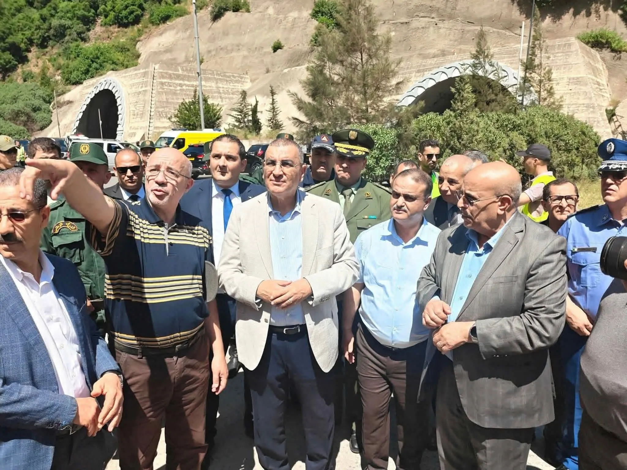 وزير الأشغال العمومية يأمر باعادة فتح نفق واحد اتجاه البليدة