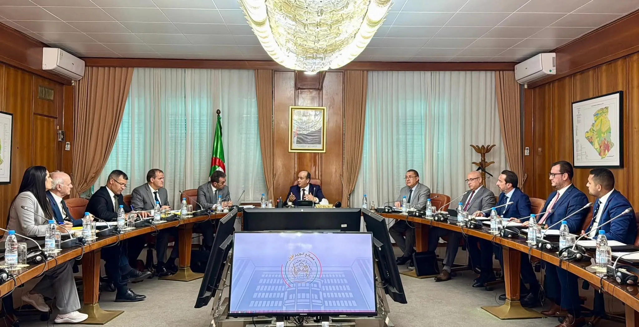 الوزير الأول بالنيابة يترأس اجتماعا لتنظيم معارض لتسويق الأدوات المدرسة