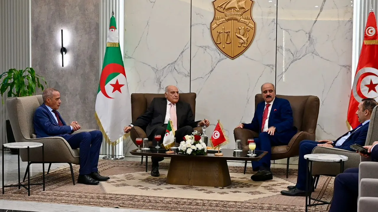 عطاف يحل بتونس للإشراف على أشغال لجنة المتابعة الجزائرية-التونسية