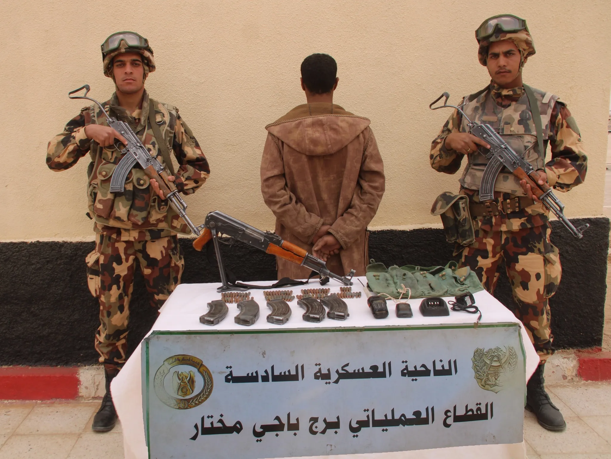 إرهابي يسلّم نفسه للسلطات العسكرية ببرج باجي مختار