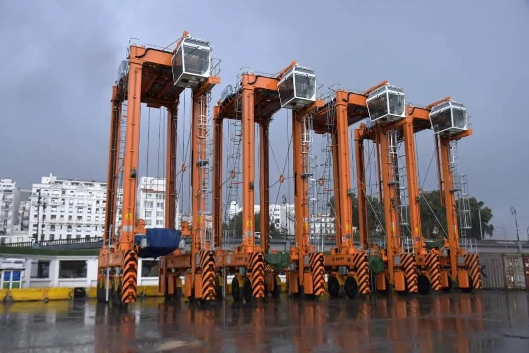 ميناء الجزائر يتدعة  ب 6 آليات جديدة لتصفيف الحاويات