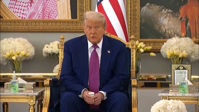 ترامب يعلن رفع العقوبات عن سوريا
