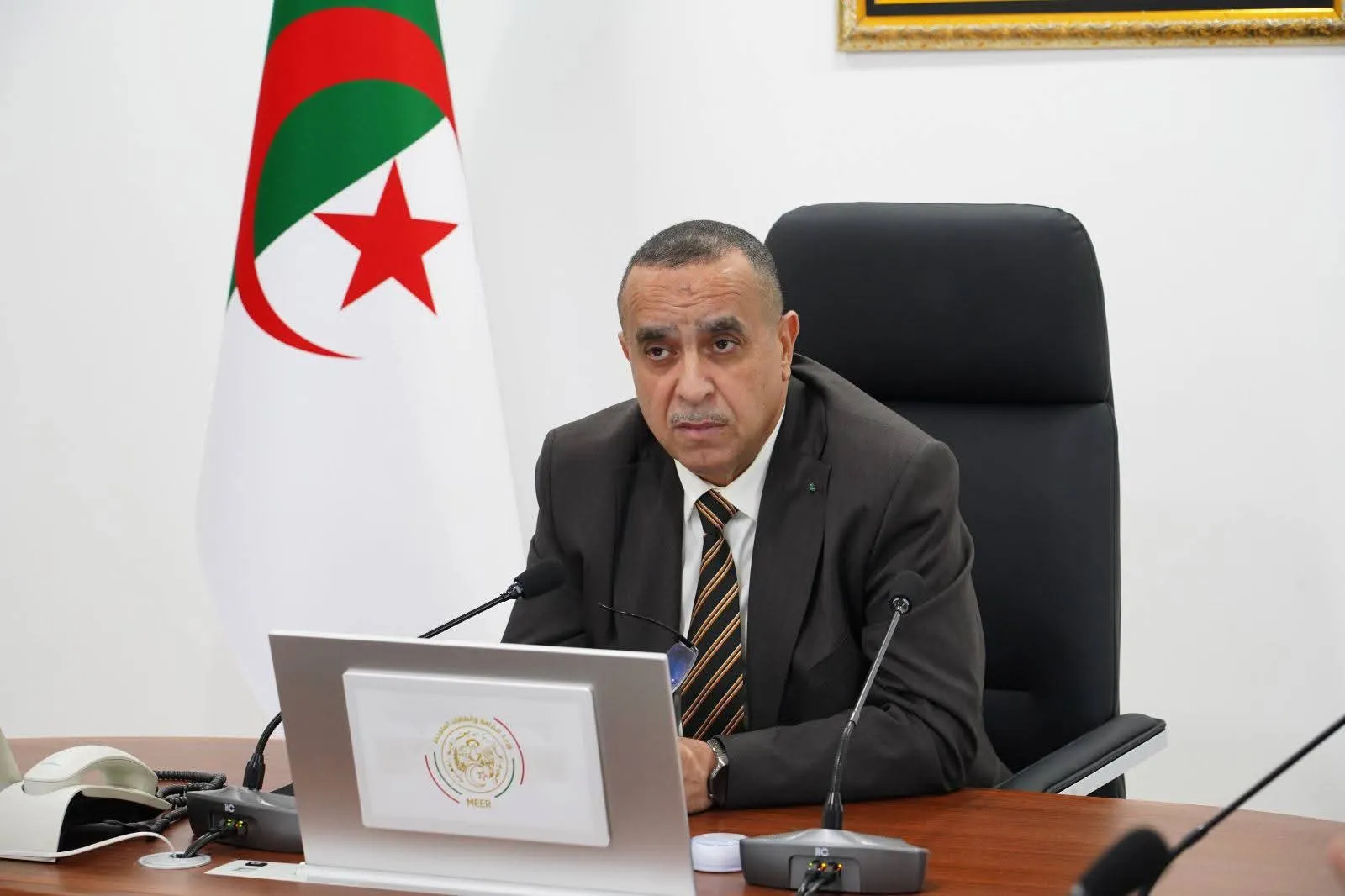 عجال يترأس اجتماعا لمتابعة المشاريع الطاقوية الاستراتيجية