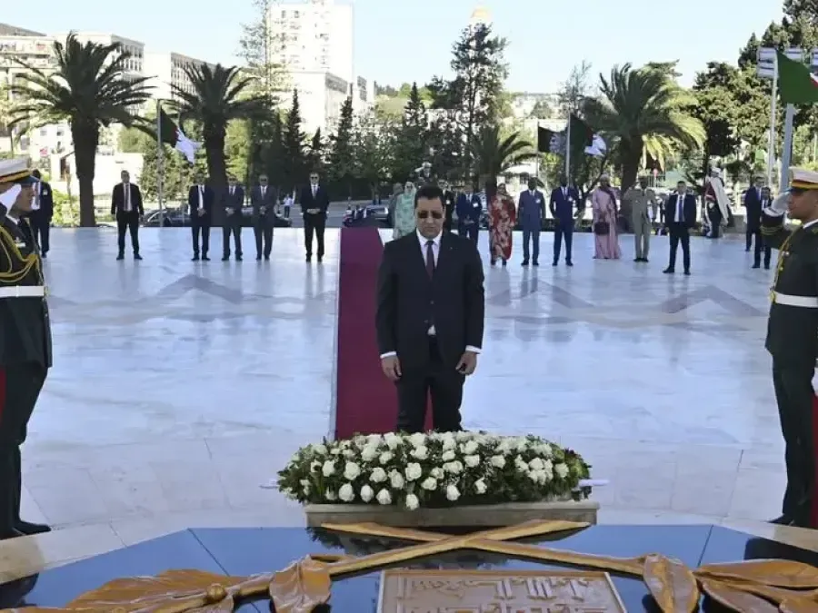 الوزير الأول الموريتاني يضع إكليلا من الزهور بمقام الشهيد