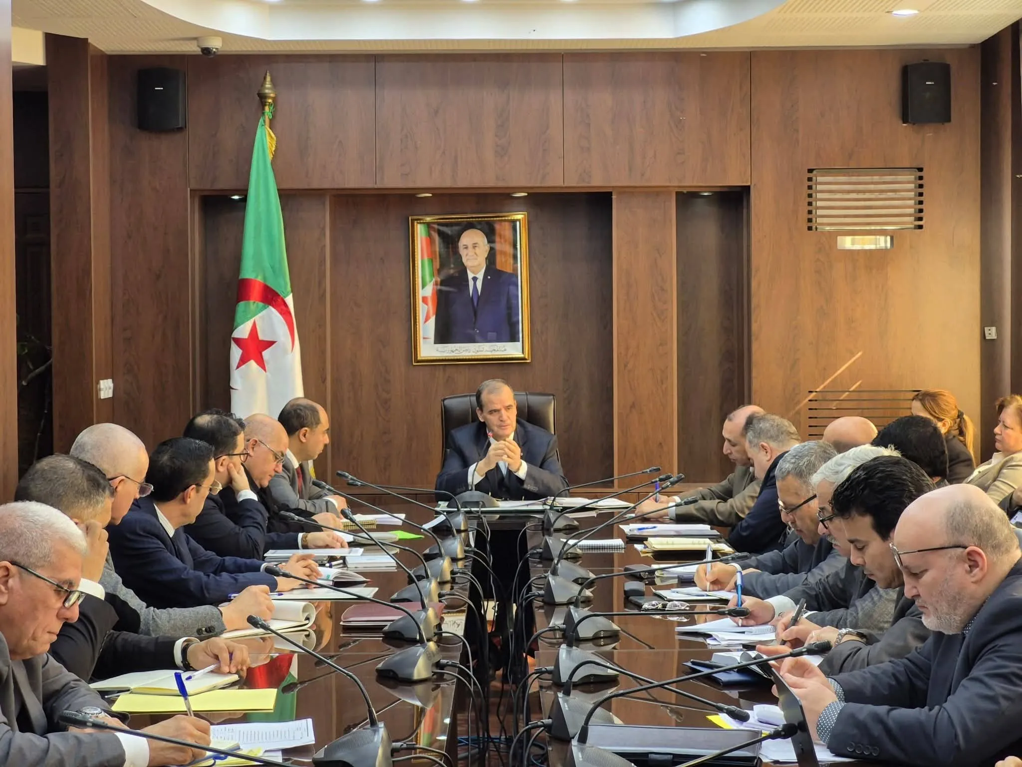 رزيق يشدد على تعزيز التنسيق وإنشاء بطاقية رقمية لدعم الصادرات