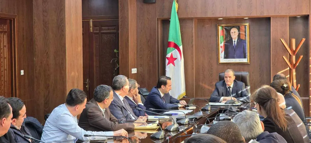 رزيق يجتمع بمنتجي ومستوردي البلاستيك الموجّه للتعبئة والتغليف