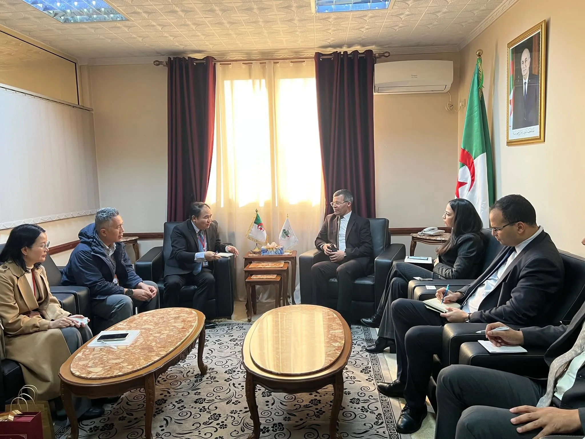 بحث توطين استثمارات أجنبية جديدة في الجزائر