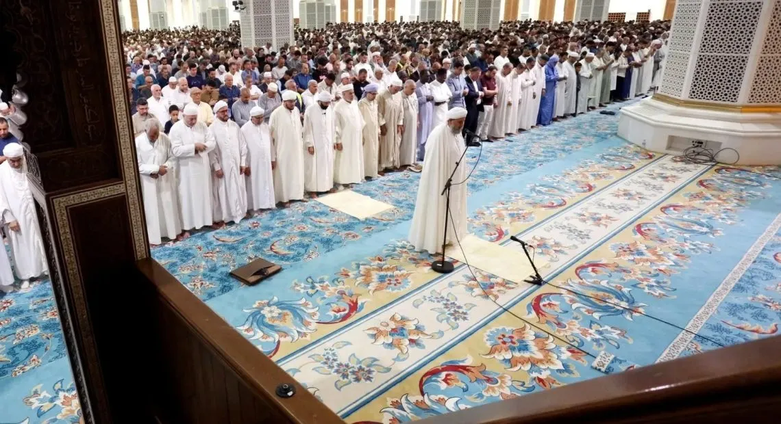 الجزائريون يؤدون صلاة الاستسقاء