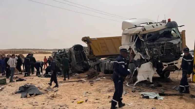 وفاة 5 أشخاص في حادث اصطدام شاحنة بحافلة لنقل المسافرين
