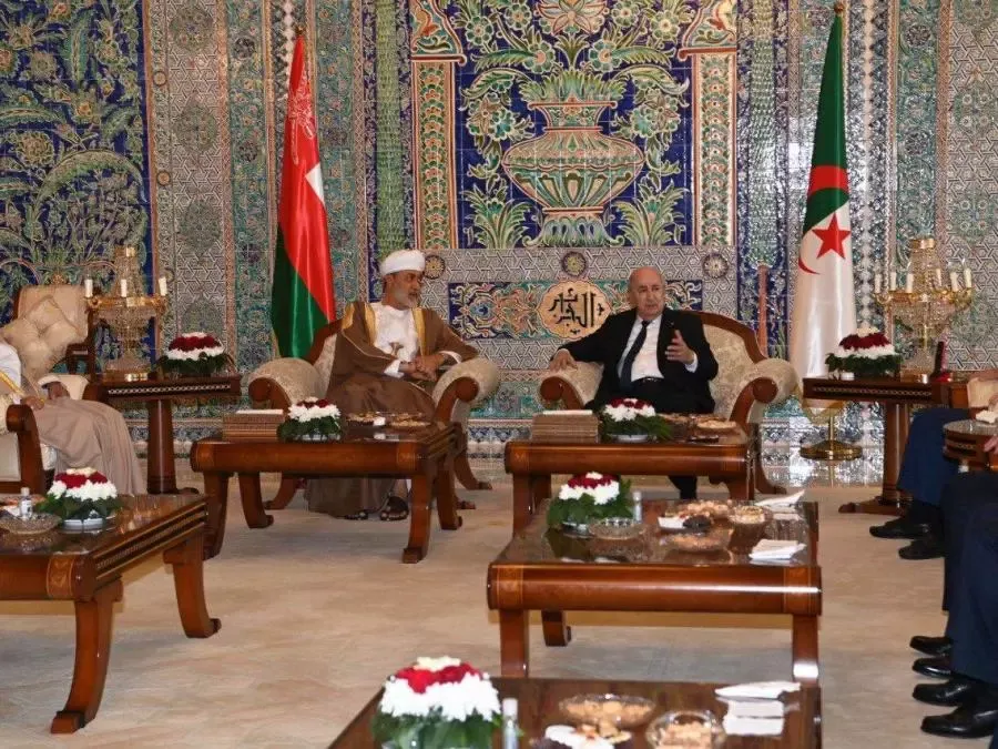 رئيس الجمهورية يتحادث على انفراد مع سلطان عمان