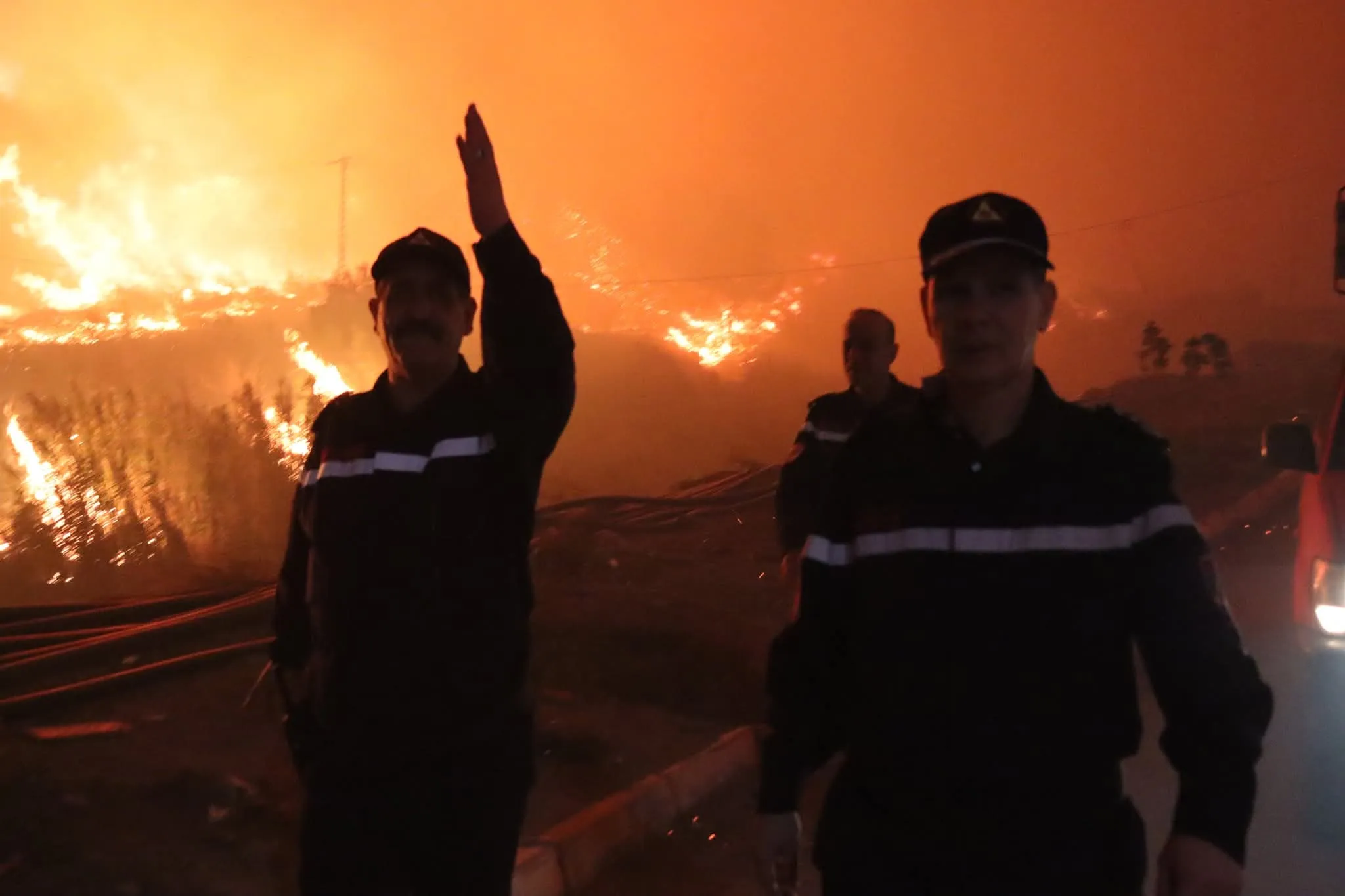 رياح قوية وصلت إلى 60كلم/سا..تواصل عملية إخماد الحرائق في تيبازة