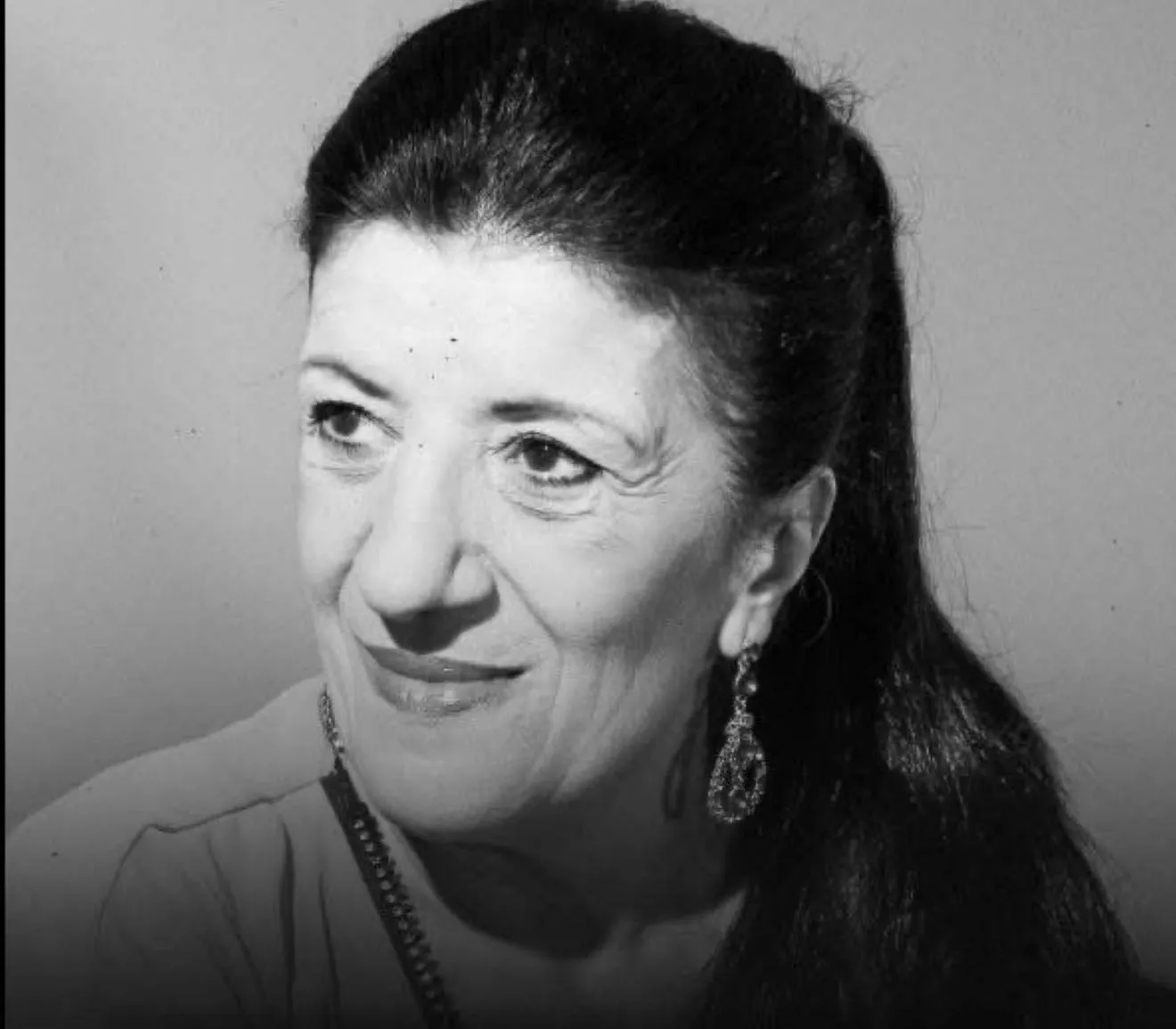 القاء النظرة الأخيرة على جثمان الفنانة بيونة بالمسرح الوطني الجزائري