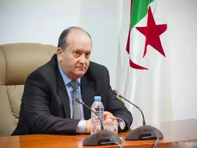 الوزير الأول بالنيابة يترأس إجتماعا بخصوص استيراد 10 آلاف حافلة