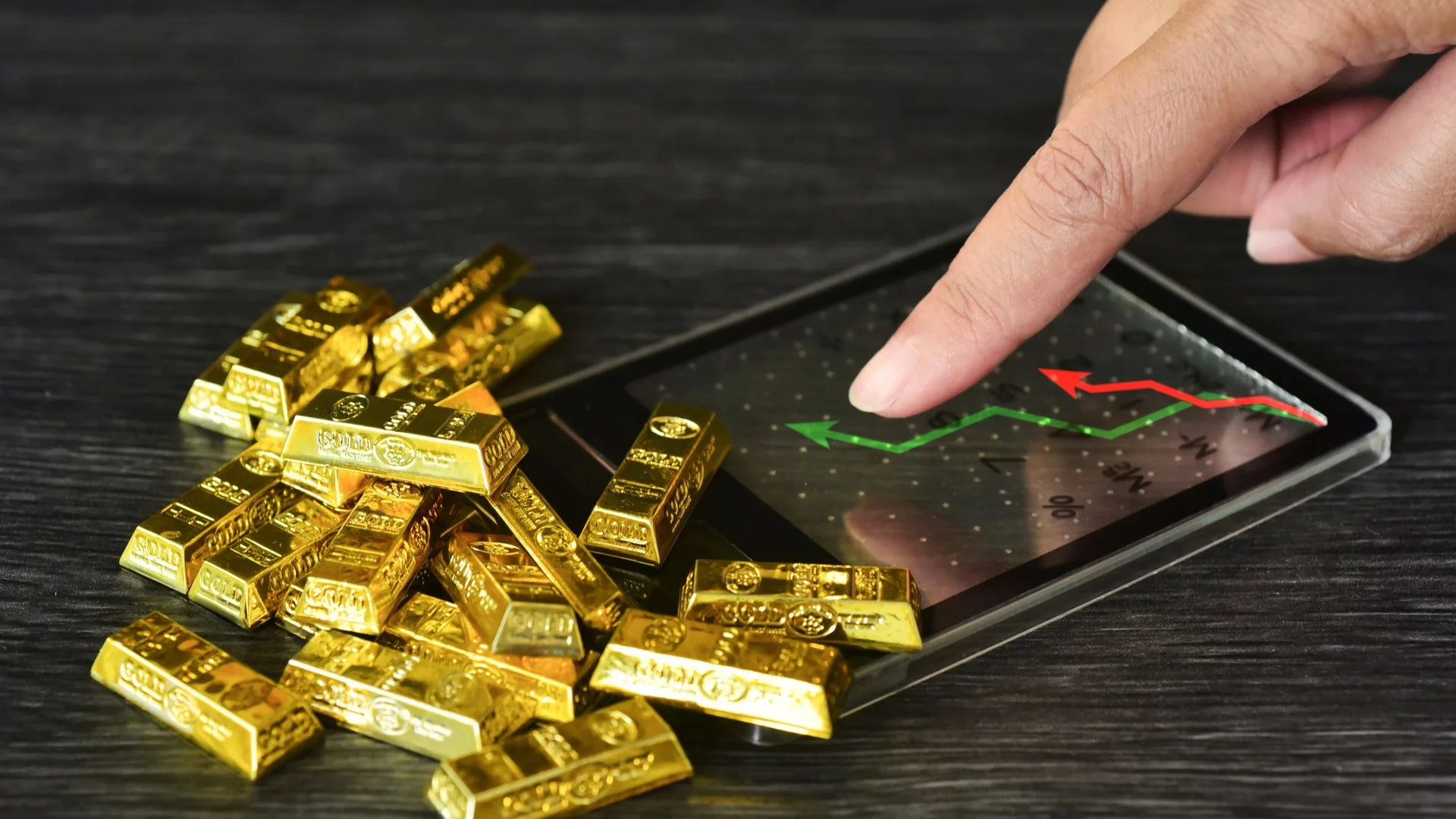 الذهب يواصل مكاسبه للجلسة الثالثة مع ترقب محضر الفيدرالي الأميركي