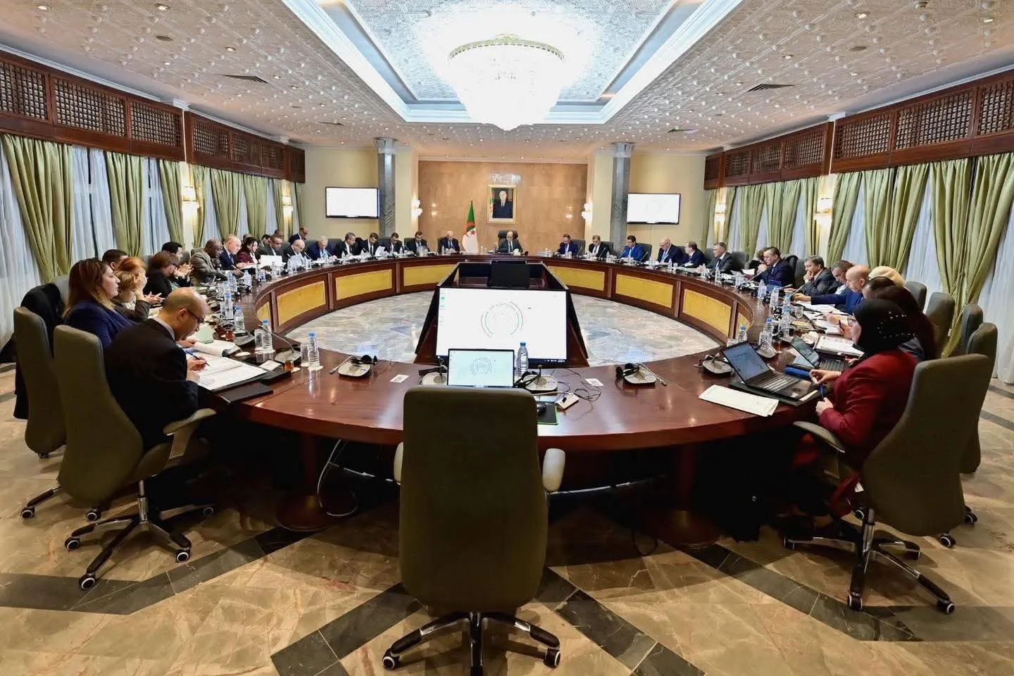 ملفات هامة.. الوزير الأول يترأس إجتماعا لمجلس الوزراء