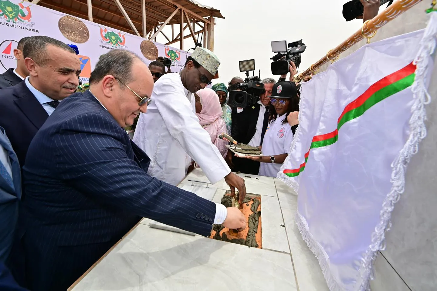 الوزير الأول يضع حجر الأساس لمحطة توليد الكهرباء للتضامن بـنيامي