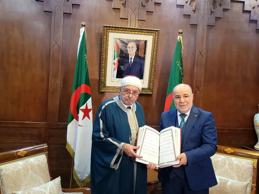 وزير الشؤون الدينية يستقبل مفتي تونس ويكرمه بمصاحف جزائرية نادرة