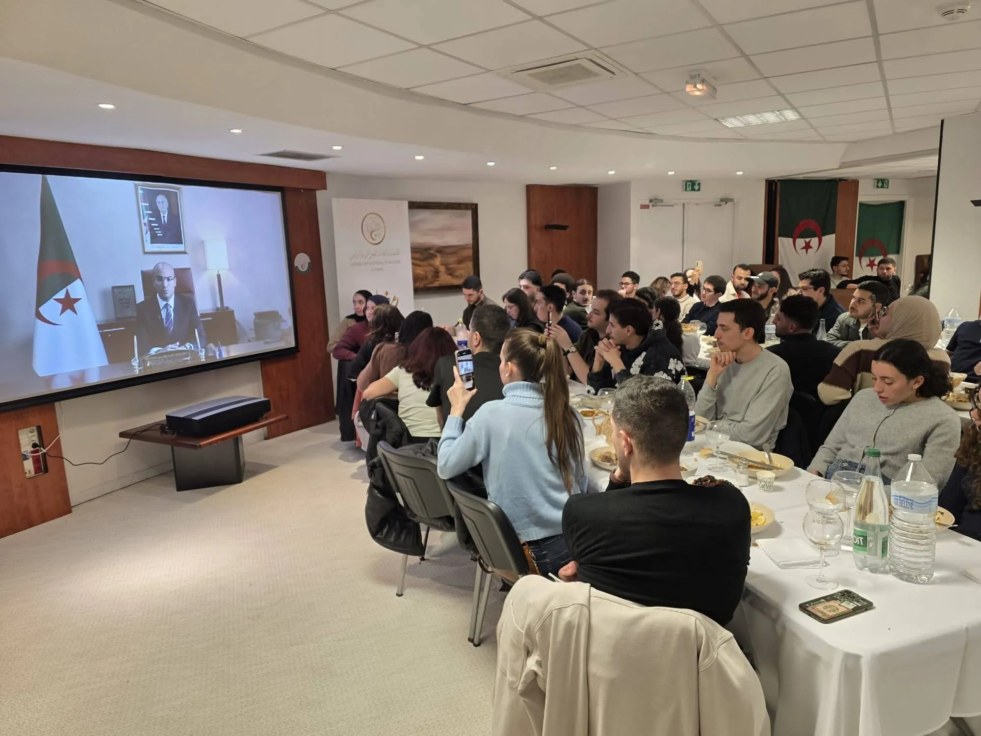 شايب يشارك في إفطار رمضاني للطلبة الجزائريين بباريس