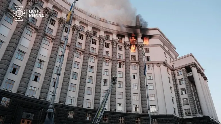 حريق ضخم يلتهم مبنى حكومياً في كييف عقب سقوط طائرة مسيّرة