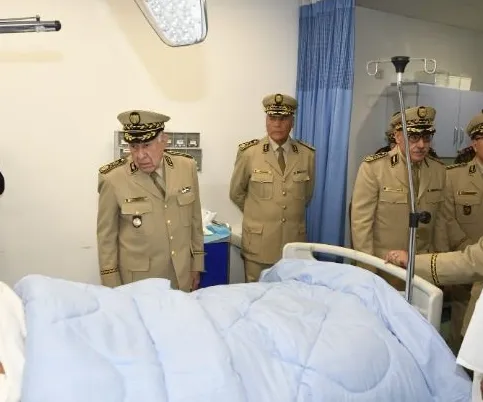 شنقريحة يتفقد حالة المصابين إثر حادث تحطم طائرة عسكرية