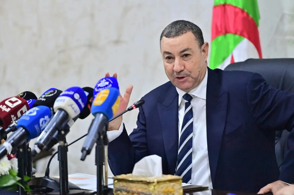 وزير الداخلية: نعمل على تنظيم سوق العجلات المطاطية في الجزائر