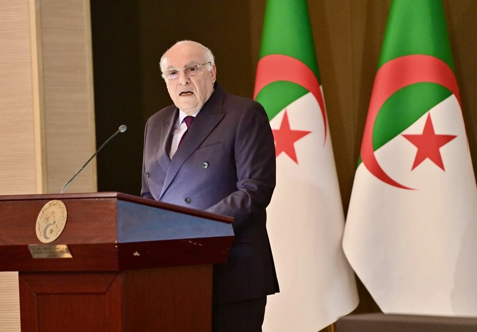 عطاف يدعو إلى عصرنة الجهاز القنصلي لبلادنا