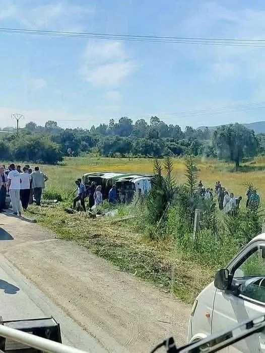 إصابة 30 شخصا إثر انقلاب حافلة لنقل المسافرين في عنابة