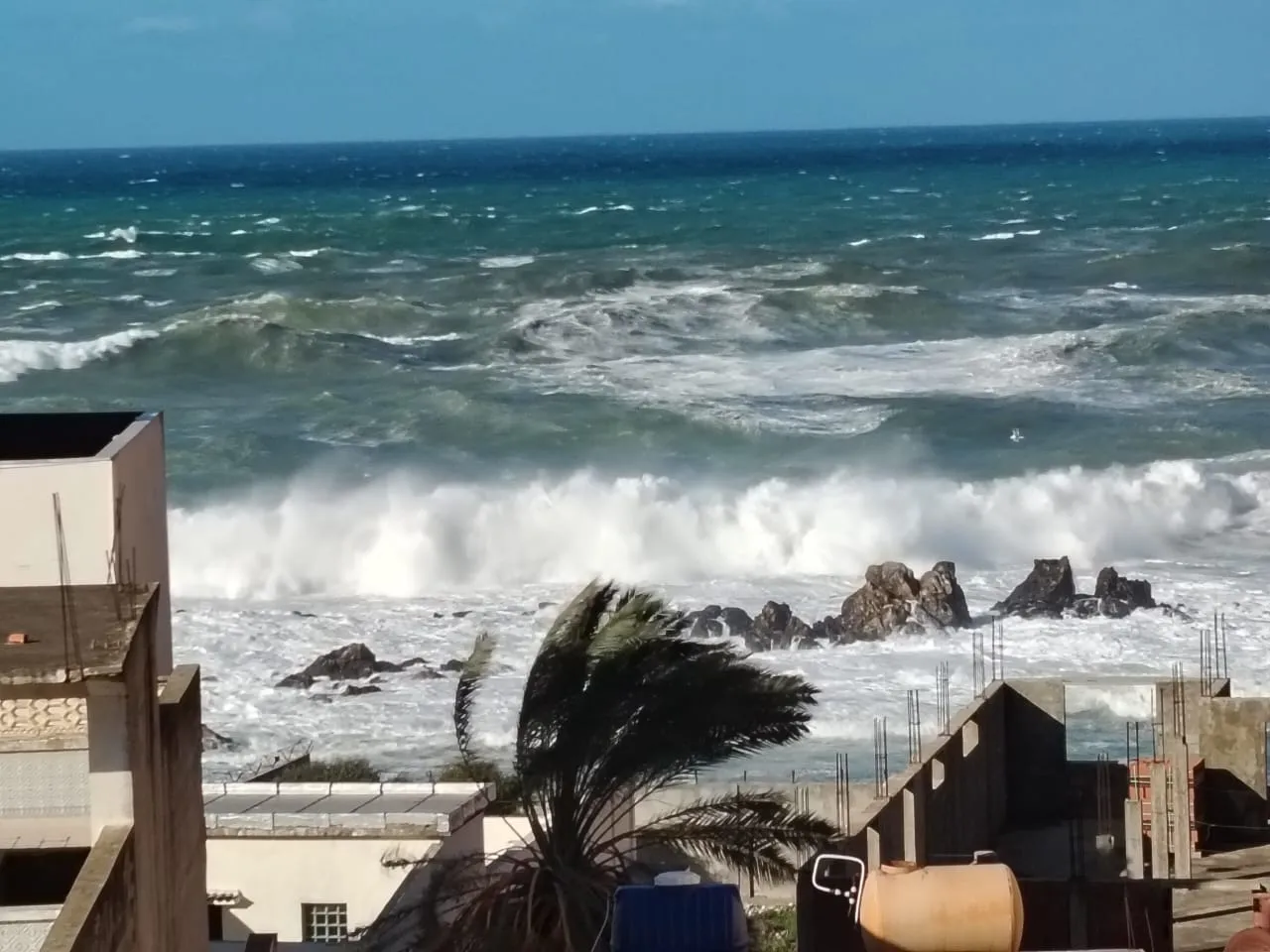 بحر هائج وأمواج عالية في هذه السواحل