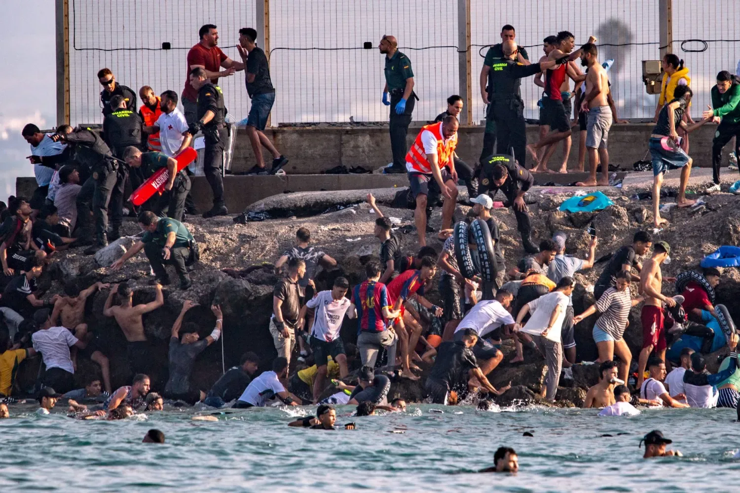 إسبانيا ترفع حالة التأهب في سبتة تحسبا لموجة عبور جديدة من المغرب