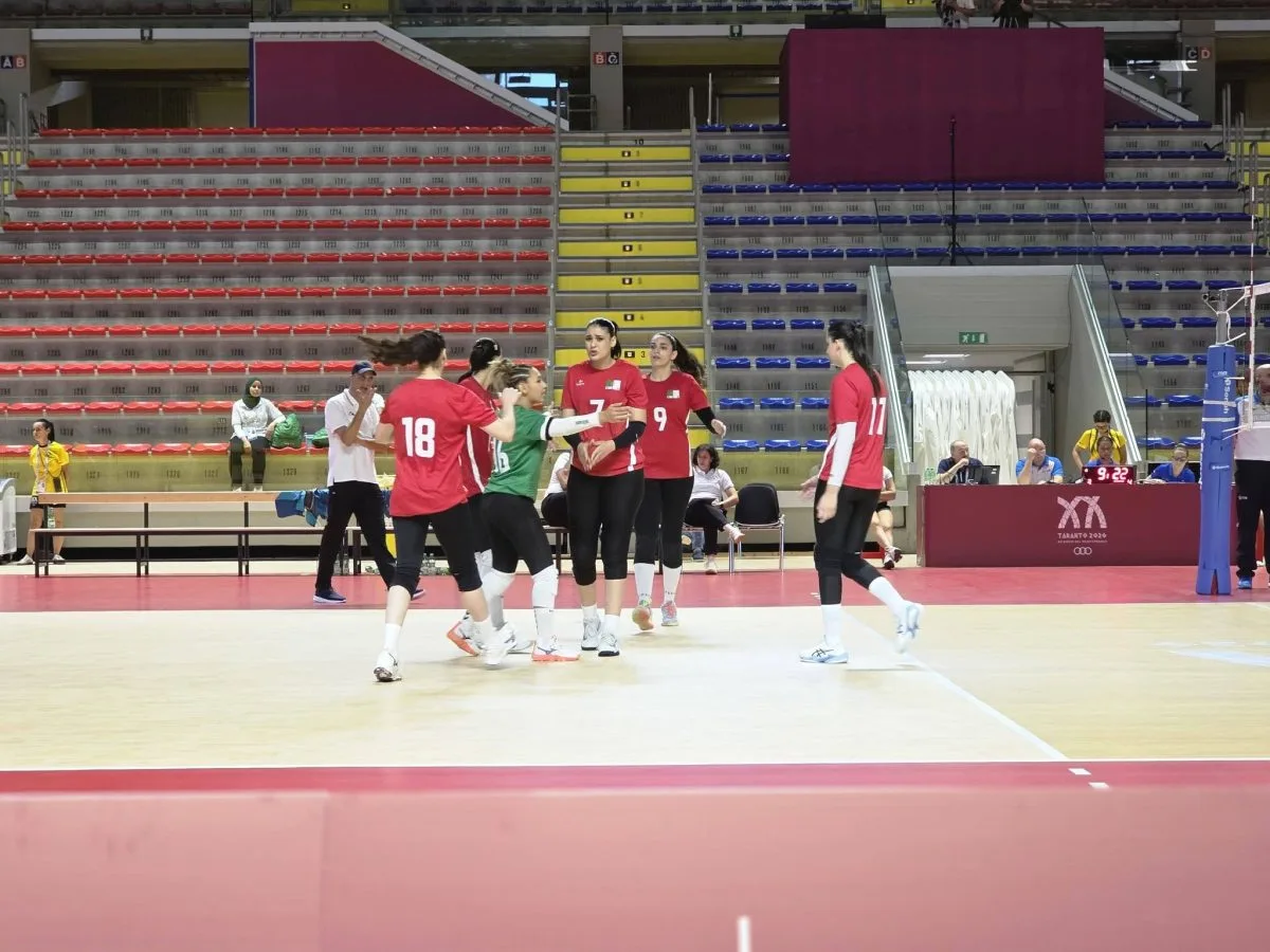 المنتخب الوطني النسوي لكرة الطائرة يتعثر أمام نظيره اليوناني