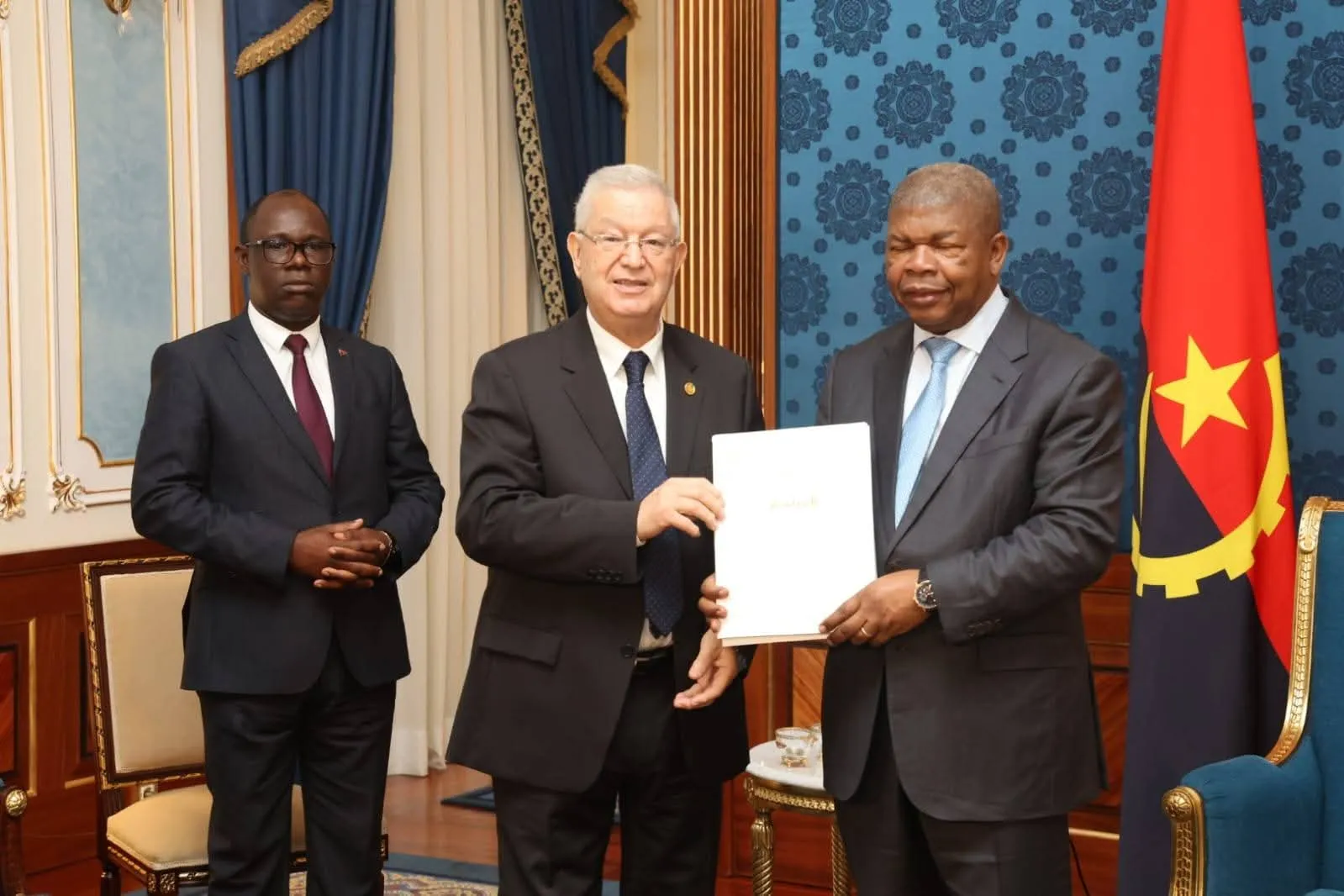 الرئيس الأنغولي يتسلّم رسالة من الرئيس تبون