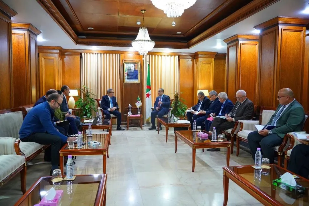 عجال يتباحث مشروع إزالة الكربون مع مسؤولي مجمع \"هولسيم الجزائر\"