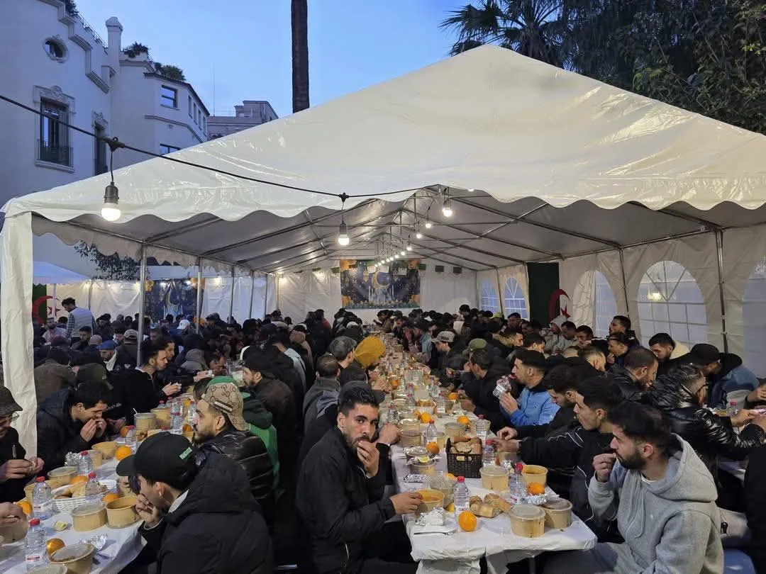 القنصلية الجزائرية ببرشلونة تقيم مأدبة إفطار لأبناء الجالية