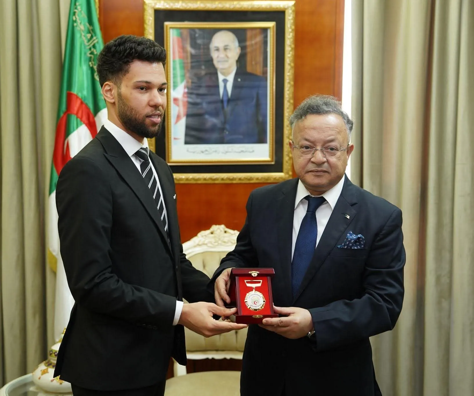 وزير التعليم العالي يسدي وسام استحقاق لبطل نجوم العلوم