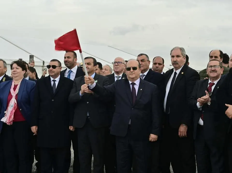 الوزير الأول يشرف على وصول وتفريغ أولى شحنات خام الحديد