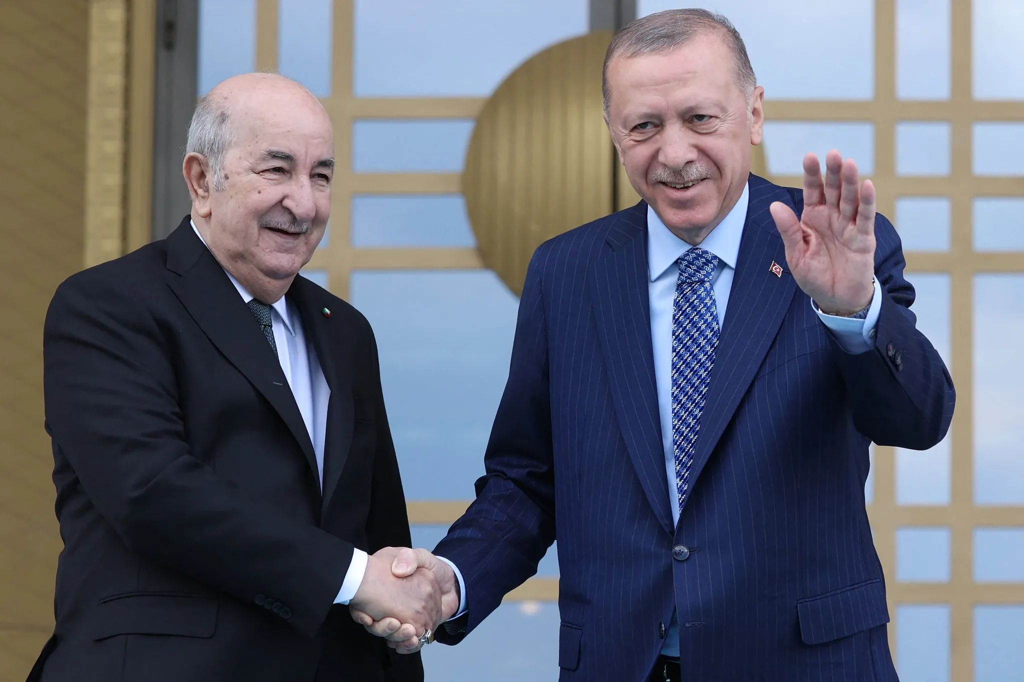 الرئيس تبون يخص بإستقبال رسمي من نظيره التركي رجب طيب أردوغان