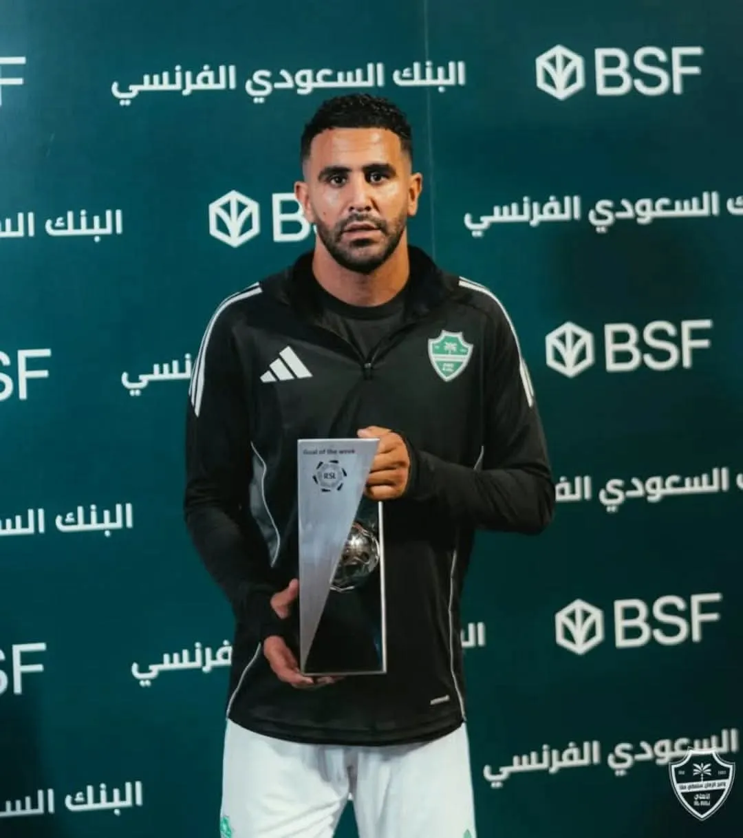 محرز يستلم جائزة أفضل هدف في الدوري السعودي