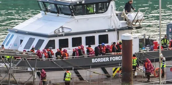 تحذير عاجل لستارمر: الهجرة غير النظامية قد تشعل أزمة سياسية مبكرة